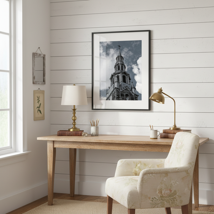 Reproduction d'art représentant un clocher d'église élégante - Options encadrées