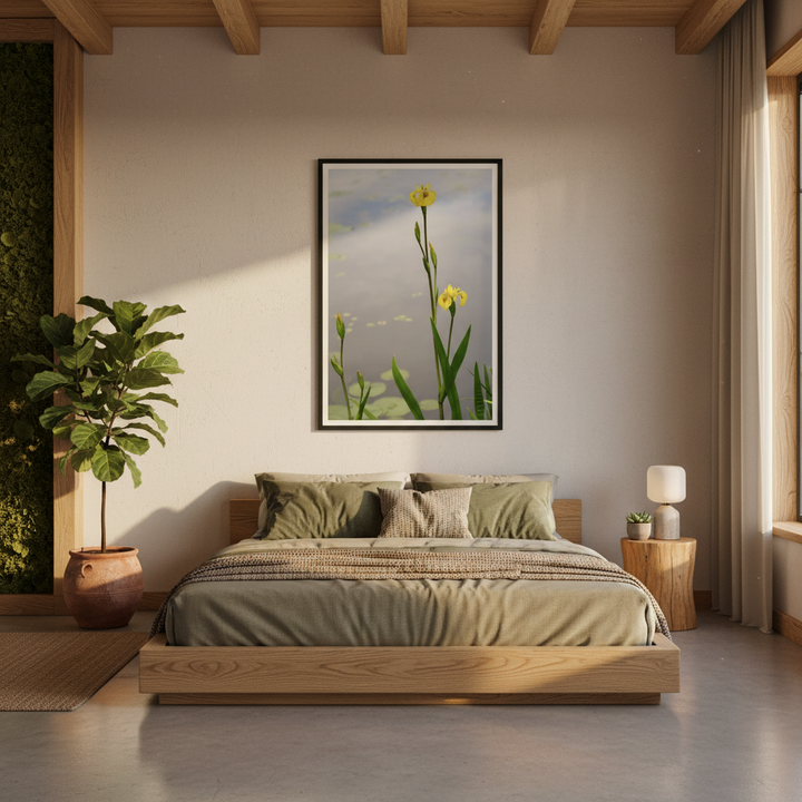 Grâce ensoleillée : Iris jaune captivant – Impression d'art encadrée en bois mat de qualité supérieure